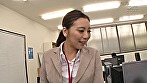 ウチの会社は最高に楽しい！なぜなら社内で最もセクシーでソソる女子社員がチ○ポ好きの淫乱だから！わざとパンツを見せつけ勃起させると、机の下に隠れて強力バキュームフェラで男子社員の股間を喉奥までしゃぶりまくり！上司も部下もみんなチ○ポを弄ばれてゴックンされ、そして上に乗られてズッコンバッコン！！ サンプル画像18
