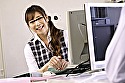 逆媚薬オマ〇コ責め！！ソソるお茶くみ女子社員に媚薬を盛られフル勃起！！弄ばれた俺のチ〇ポ！隠語全開で机の下でチ〇コを握られグリグリされて、上司にバレたら首になると焦る俺をじらしまくり、ハアハア限界な俺のチ〇ポは楽しそうに全部飲み込まれてしまいました！ サンプル画像1