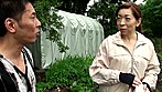 田舎の熟女は相当欲求が溜まっているらしく あぜ道で畑仕事をするおばちゃんに声をかけると かなりの高確率でセックスまで持ち込めるという噂 2 サンプル画像12