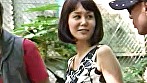 人妻ナンパ ザーメン中出し 抑えきれない性欲が高まると街に繰り出しエロエロオーラをまき散らし男を誘う淫乱奥様 お願い！私の子宮の中に生チンぶち込んで - Image 1