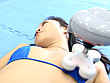 ぴったり水着を脱がさずバイブとローションプレイでグラビアアイドルをイカせる！？ サンプル画像12