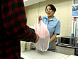 奥さんアナタ･･･コンド～ムを万引きしましたね？ 中森玲子 サンプル画像16