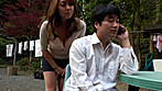 息子が彼女と長電話していると母親は寂しい気持ちが募って息子にちょっかいをかけちゃうのです。 サンプル画像18