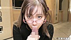 能天気っ子ミニマム女子大生がメガネ着用でちょっと大人の雰囲気に変貌！またもブス男の生チン挿入を許し大量中出しされた！ サンプル画像1