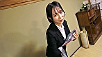 シーン1：くすぐり不動産 那賀崎ゆきね 第一章～和室・リビング編～ 真面目なスーツ美女の内見が、なぜかくすぐり＊＊＊＊に変わる。