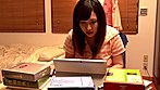 就活女性のタイトスカート越しのデカ尻に釘漬け！面接官が内定を条件にセクハラしたら敏感に反応！疲れを吹っ飛ばすほどのドカ突きバックで何度も絶頂！ サンプル画像1