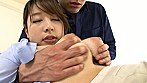 オフィスで働く優しい義母が暴風雨の中ビショ濡れで帰宅！Yシャツに張りつくデカ乳に欲情した息子は我慢できず鷲掴み！ご無沙汰過ぎて触れられるだけで感じる超敏感な義母にチ○ポ挿入！水滴弾く張りのあるオッパイを激しく揺らしながら連続イキ！ サンプル画像3