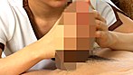 じ～っと見つめたまま全身を指でなぞるフェザータッチで男の射精欲求を奮わせ悶絶しながらも勃起しちゃったチ●ポを、いつの間にかマ●コに挿入されてイジワルなほどネットリとシゴかれちゃう『最後はいっつもゴックン』な凄腕セラピストの淫口と性交 美泉咲 サンプル画像8