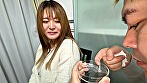 シーン17：【個人撮影】宮ノ木しゅんかの舌ブラシで「汚舌苔」採取