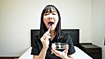 シーン5：【個人撮影】ゆうきすずの舌ブラシで「汚舌苔」採取
