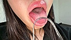 シーン16：【個人撮影】ゆうきすずの舌ブラシで「汚舌苔」採取