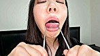 シーン17：【個人撮影】ゆうきすずの舌ブラシで「汚舌苔」採取