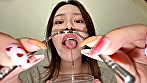 シーン18：【個人撮影】彩川ゆめ 舌ブラシで「汚舌苔」採取