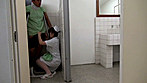 病院のトイレで用を足してもおさまらない患者の勃起チ●ポを見た、今どきのナースは･･･ サンプル画像16
