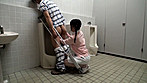 病院のトイレで用を足してもおさまらない患者の勃起チ●ポを見た、今どきのナースは･･･ サンプル画像17