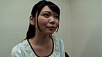 まだ若くて美人なのに結婚指輪してる人妻に声かけ「センズリ見て下さい」と頼み込むと、恥じらいながらも勃起チ●ポに大興奮して誘惑してきたので･･･ サンプル画像5