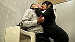 共同便所で一緒になった男に声かけて即ズボするOLたち サンプル画像18