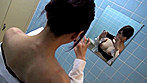 会社のトイレで自撮りエロ写メする同僚のOLを目撃！戸惑う僕に、照れた彼女が声をかけてきて･･･ サンプル画像1