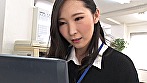 あの女上司が職場でまさかのパンストのままおもらし！優しくフォローするふりして急接近！お掃除クンニで羞恥イキからのデカチン突きまくりでとまらない大失禁！ - Image 1