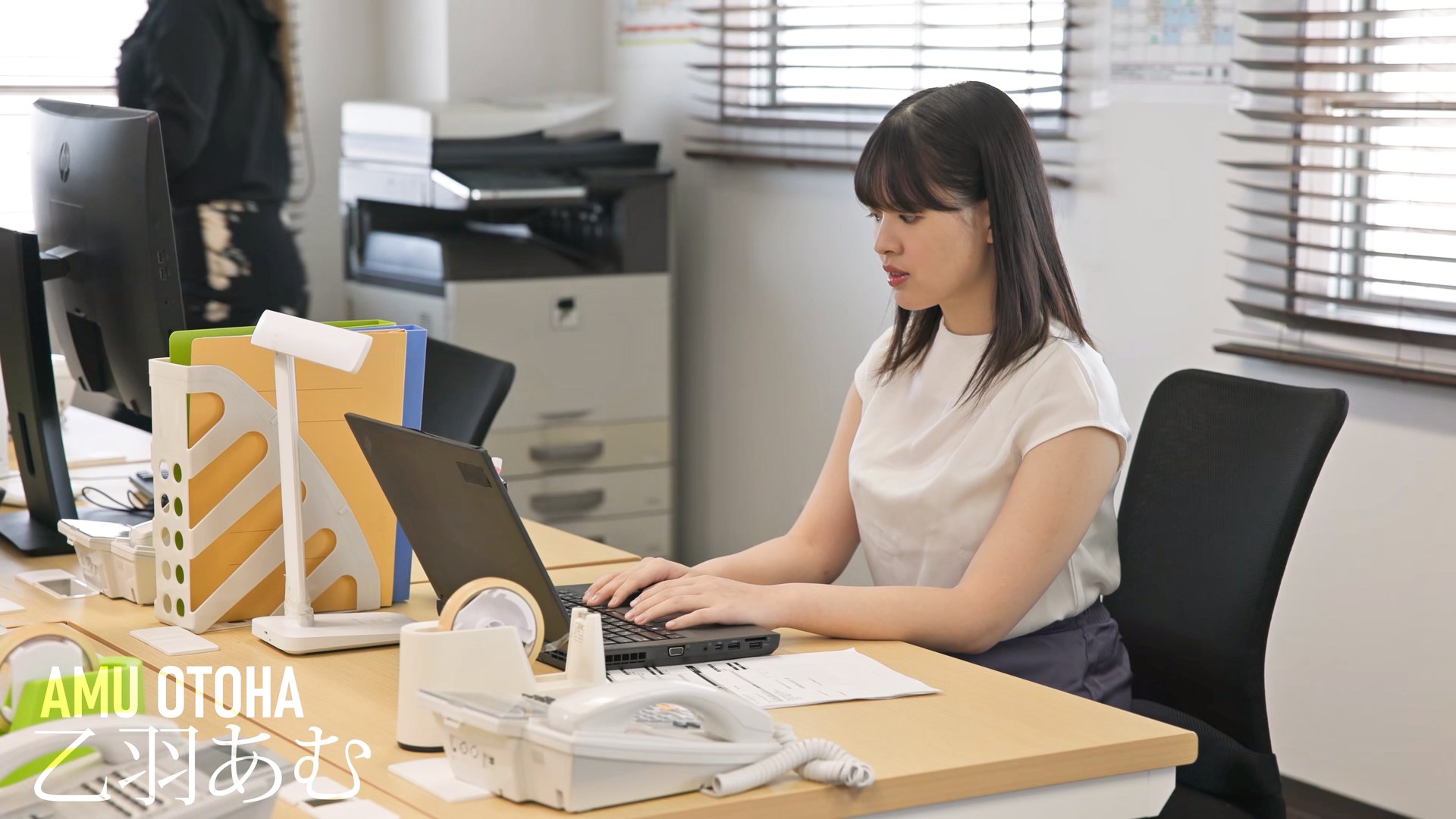 勤務中の着衣フェラ AKNRフェティシズム】 光沢サテン 完全着衣OLスーツ ムチムチ巨乳の同僚を痴感！ 勤務中に激揉み＆精液ごっくん 乙羽あむ - アダルト動画 ソクミル