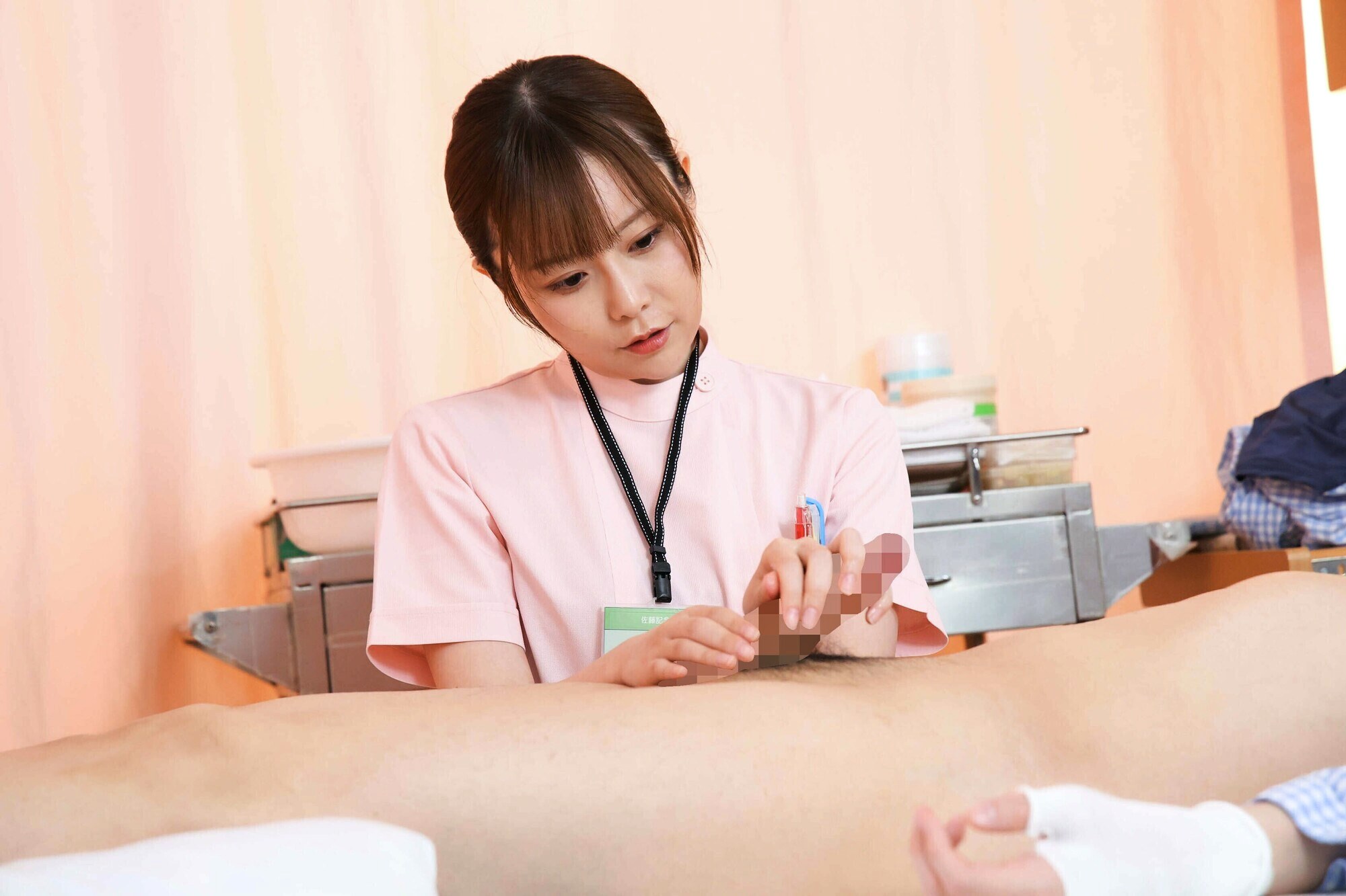 ワザと手コキのような陰部洗浄で暴発させて青年患者を虜にするおばさん看護師 VOL.4 保湿と言いつつ撫で回す看護師さんのサンプル動画