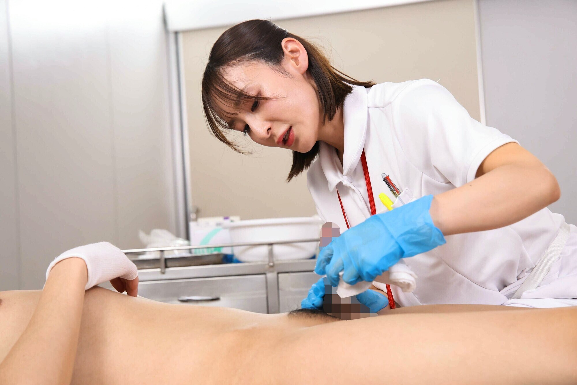 ワザと手コキのような陰部洗浄で暴発させて青年患者を虜にするおばさん看護師 VOL.4 恥ずかしい体勢で責める看護師さんのサンプル動画