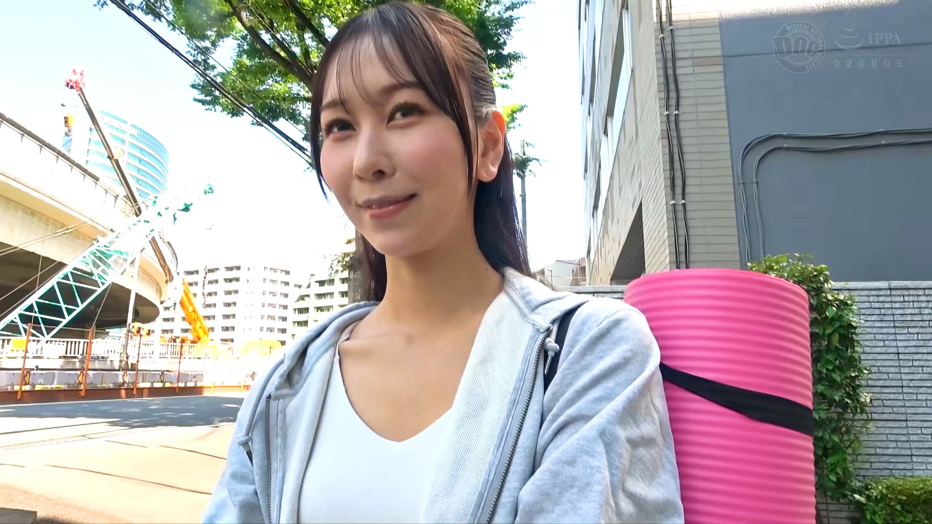 美尻ヨガインストラクターが新開発ヨガポーズでレギンス履きっぱなし潮吹きヨガを初体験！軟体ヨガポーズ中に手マン電マ責めされ続けて発情イキ潮が止まらない！びしょびしょ発情マコでガニ股騎乗位生ハメ中出しSEX！！のサンプル動画