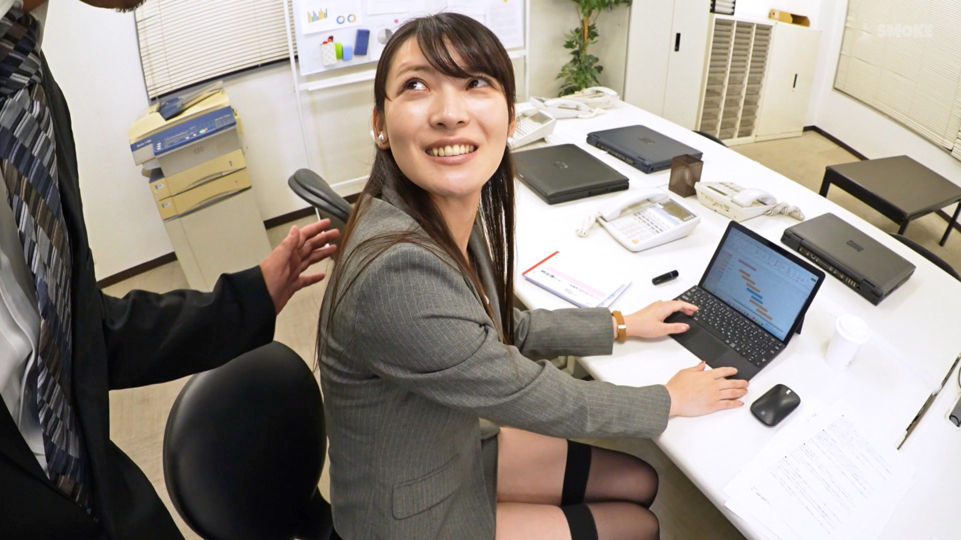 【尻穴交尾セクハラ】残業中、2人きりのオフィスで無自覚パッツンスーツのせいで肛門大好きムラムラ部長からアナル中出しされてしまう新婚妻デカ尻OL 生田望美のサンプル動画