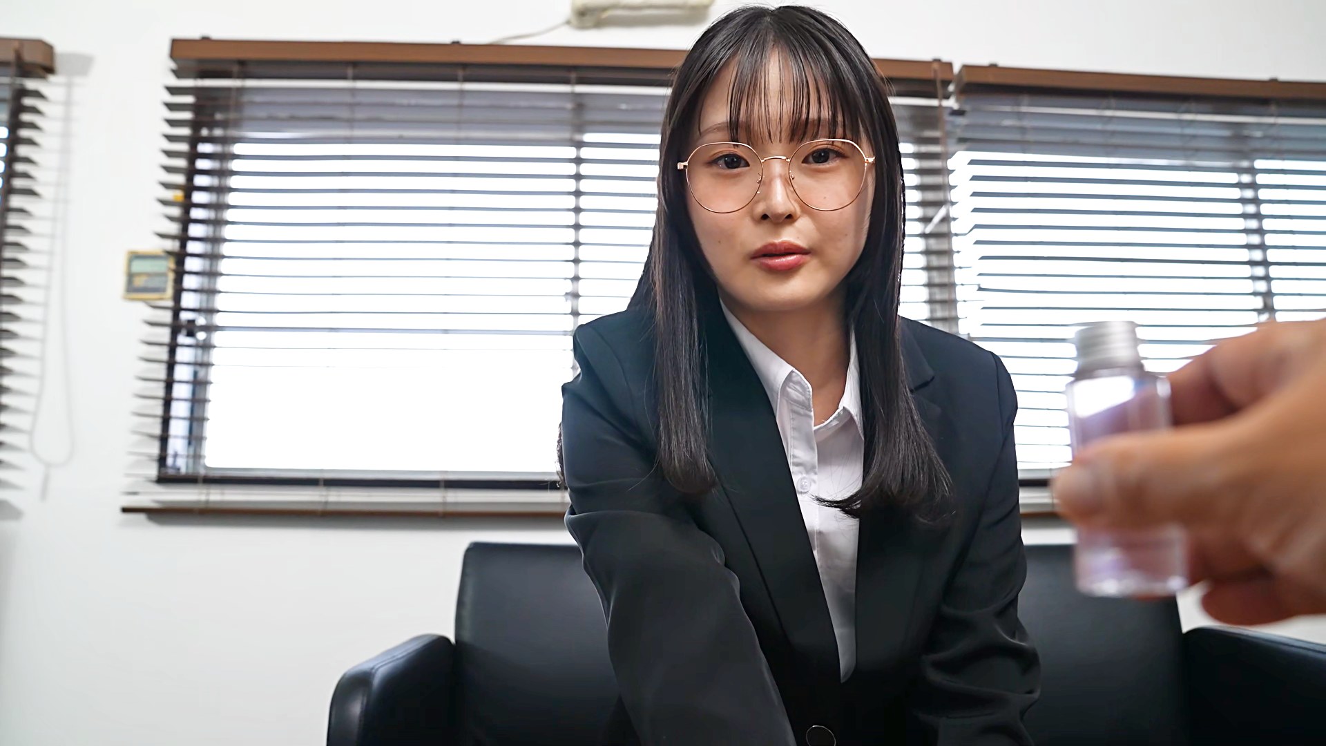 絶対 従順な【とわ】に恥ずかしすぎる業務 千川とわのサンプル動画