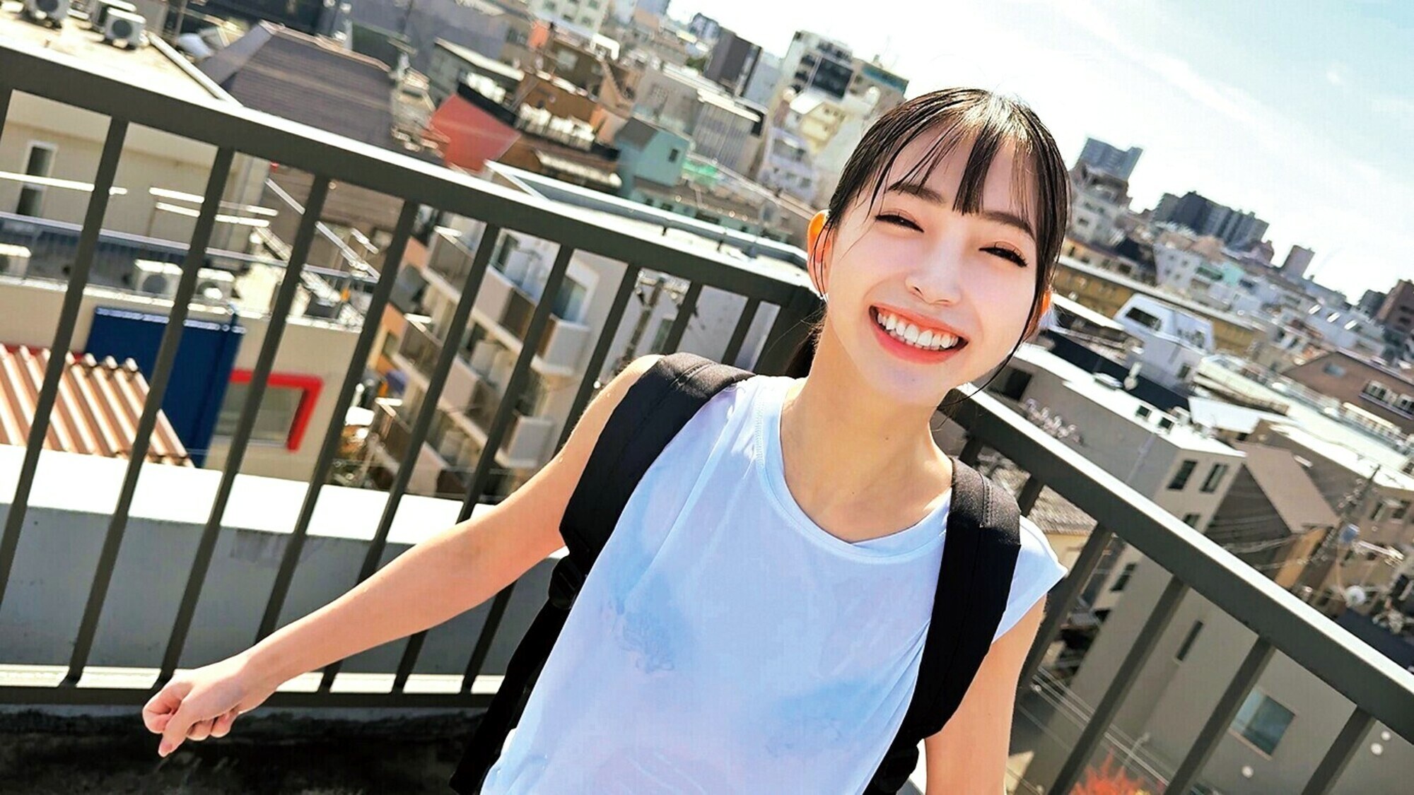 びしょ濡れになって春を楽しめ!突然のゲリラ豪雨で濡れ透けたカラダに勃起した期のサンプル動画