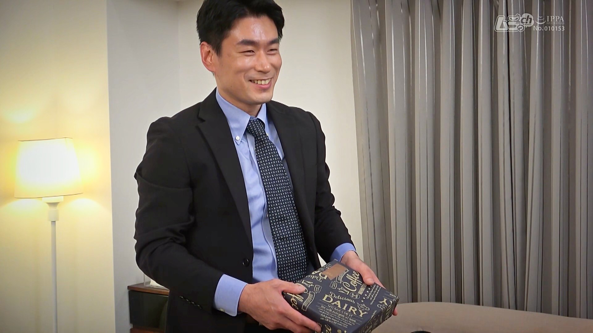 ホテル部屋REC 自分を頼ってくれた部下の女をオカズにシコるだけでは足らず、よいつぶれた女のマコに淫らな肉棒を擦り付けねじ込む!皆が慕う理想の上司のド変態すぎる裏の顔のサンプル動画