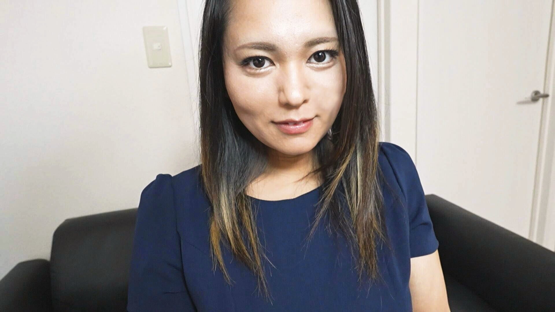 セックスレスにつき欲求不満の権化と化したホルスタイン爆乳人妻さん、旦那を忘れてイキまくる。 恭子(33歳)のサンプル動画