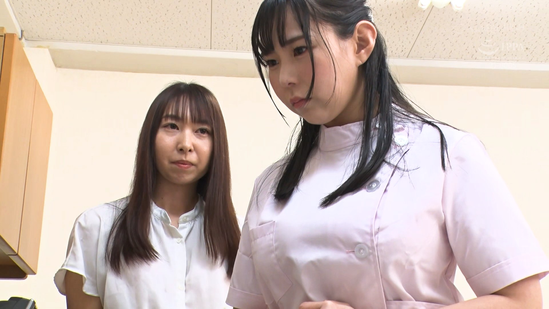 貧乳嫁にも頼まれて拒めず乳貸しパイズリ 他人チポの熱に興奮した巨乳ナースを呼び出したら本気の唾液パイズリしてくれた 推定Mカップ／巨爆乳ナース -  アダルト動画 ソクミル