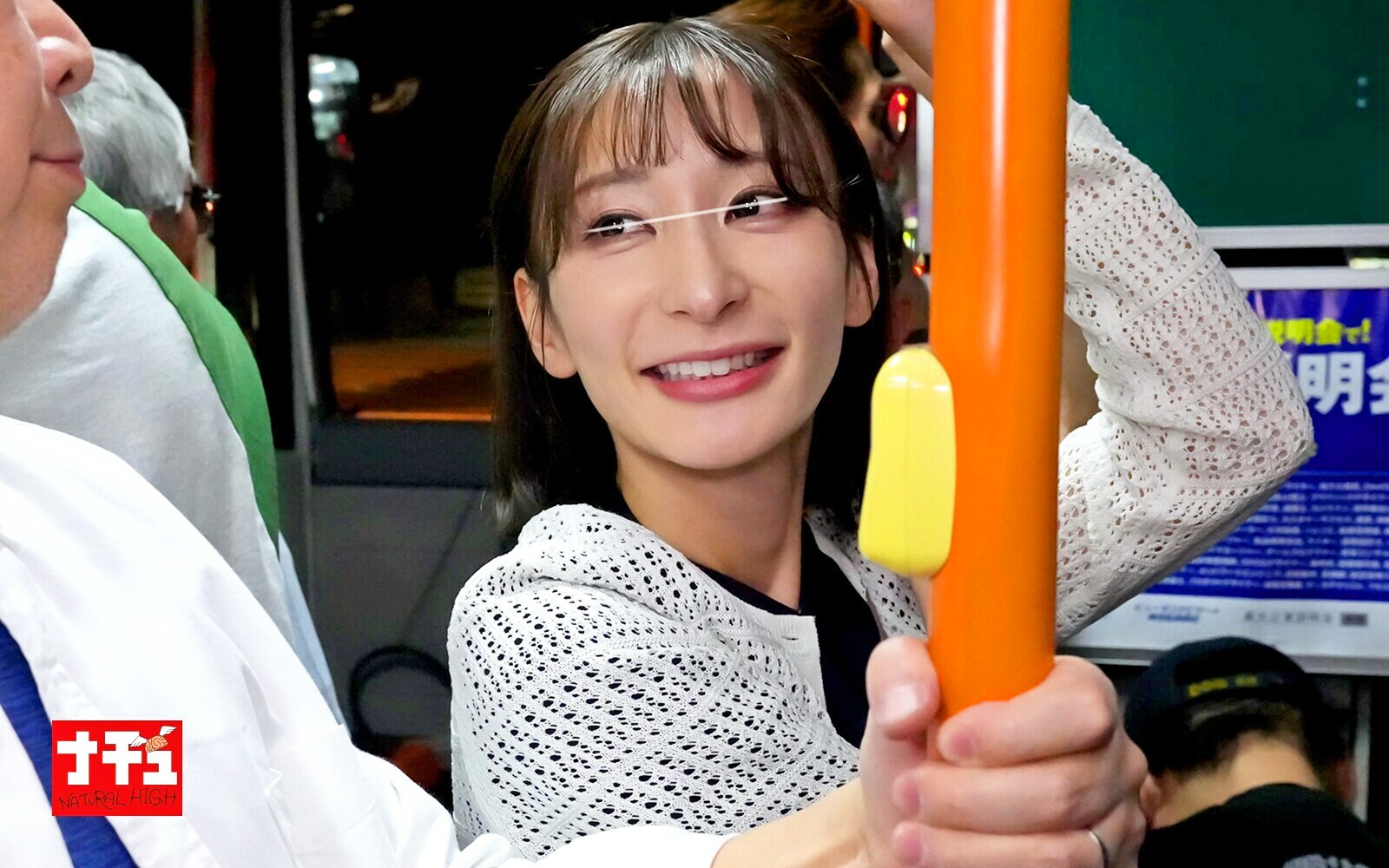 混雑バスで動けず長時間べろキスされ蕩け顔を見られた人妻は若いチポを握りだすのサンプル動画