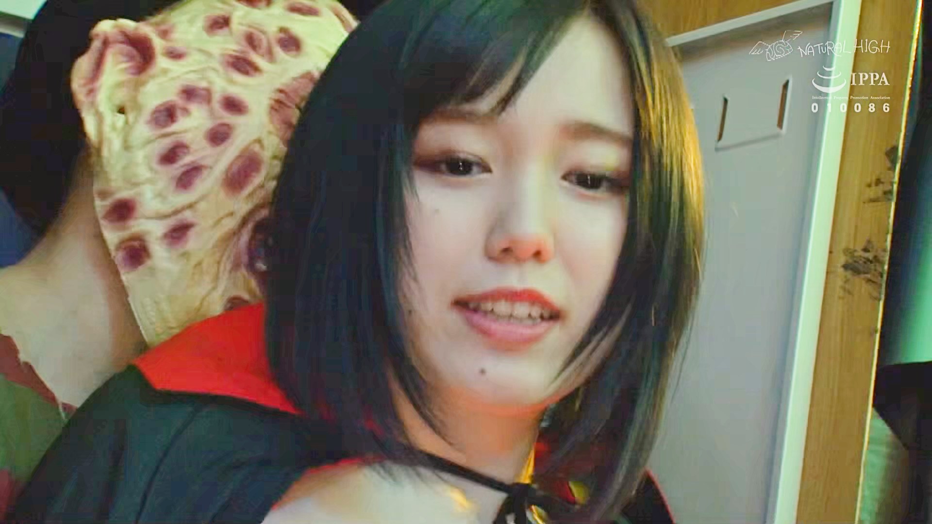 お化け屋敷 恐怖でイキ漏らす黒髪に絶叫中出し ヴァンパイア役の巨乳娘のサンプル動画