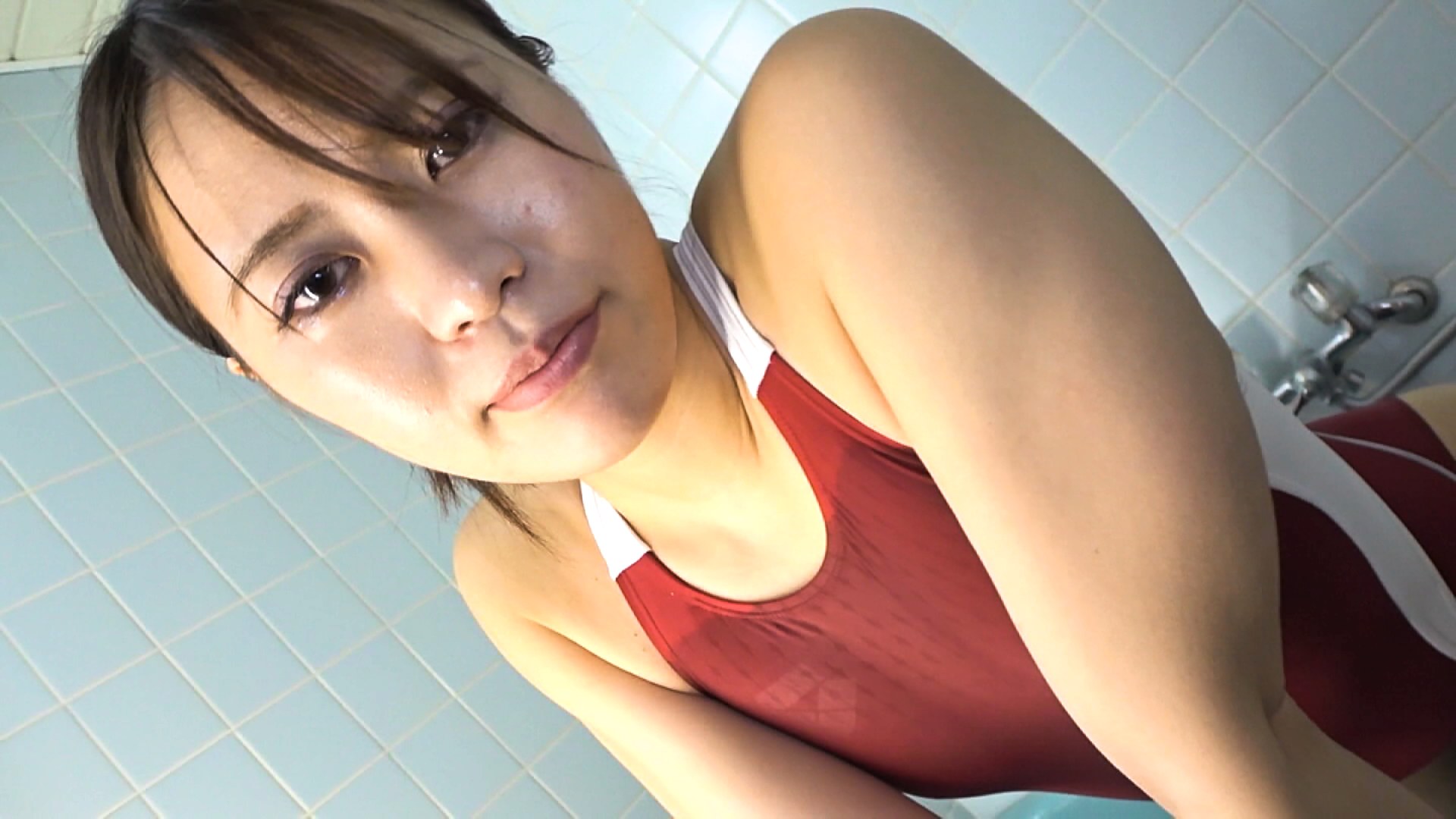 朝日芹奈 濡れてテカってピッタリ密着 神競泳水着 可愛い女子の競泳水着姿をじっとりと堪能！着替えから始まり貧乳から巨乳にパイパン、ハミ毛、ジョリワキ等のフェチ接写やローションソーププレイや競泳水着ぶっかけ等を完全着衣で楽しむAVのサンプル動画