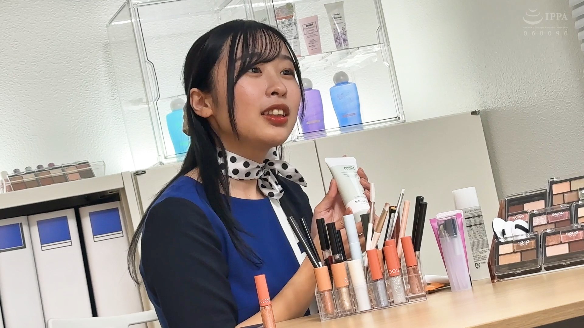 一流百貨店本館1階化粧品売り場勤務 2名 美容部員H/美容部員Aのサンプル動画