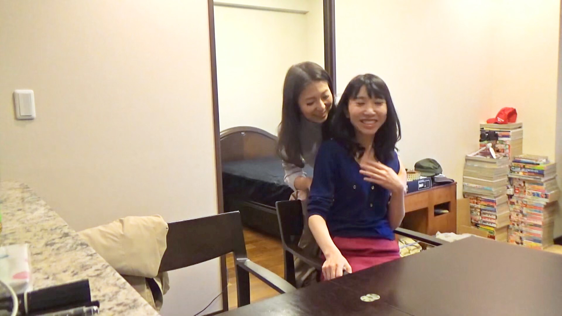 綺麗な熟女が素人女子をレズナンパ 4のサンプル動画