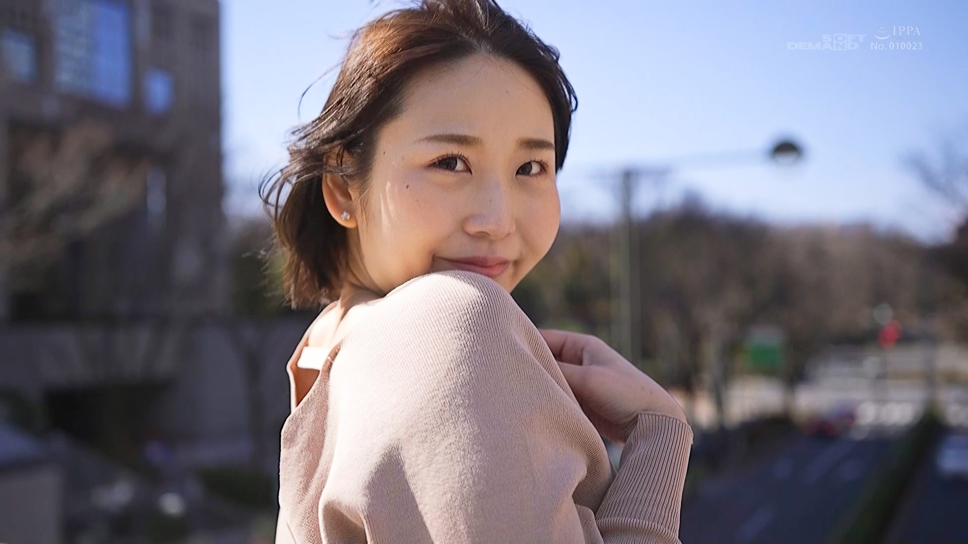 ヤリたくなったら、即マン！B100cmH100cmの穴モテ天然ビッチなムッチリボディを持つ現役OLデビュー！！ Natural Born ...