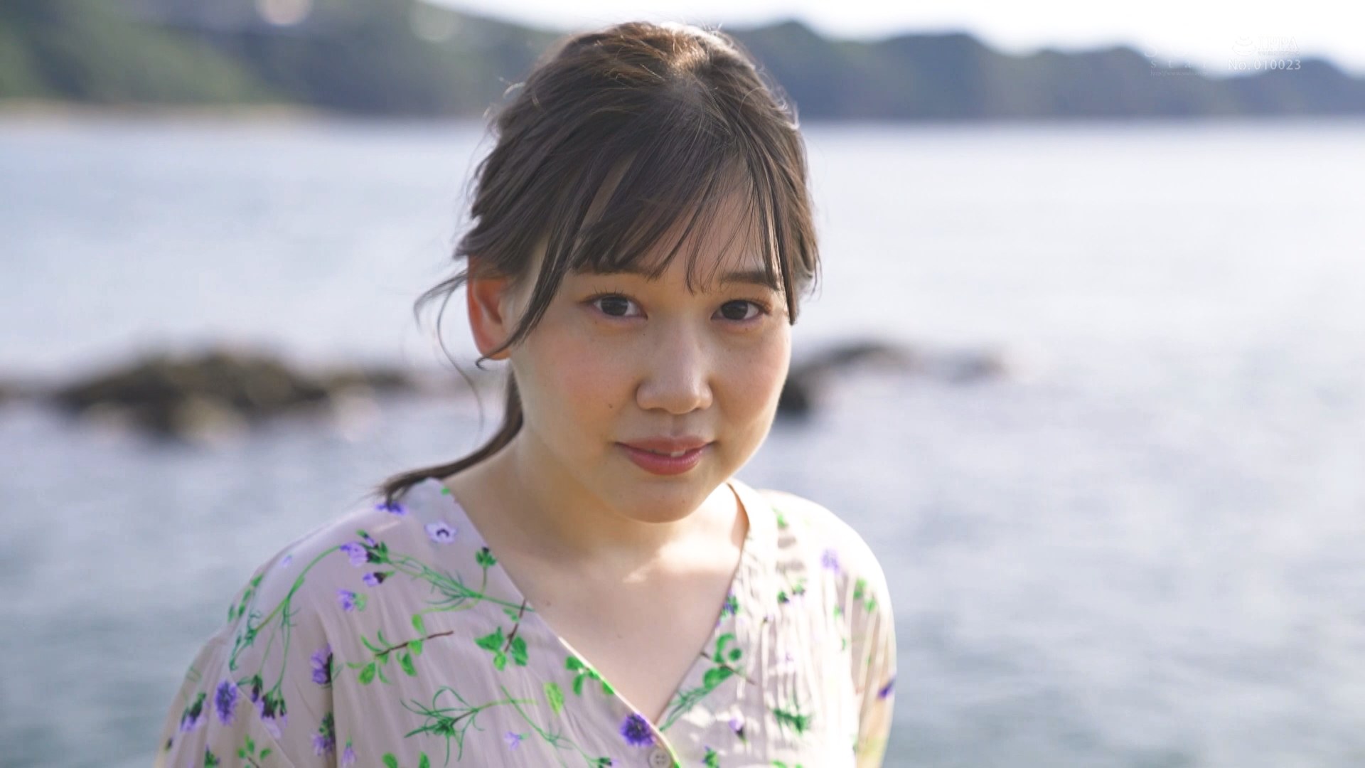 淡路島人妻不倫浮気 特典収録】速報、原石発見！眩しすぎる透明感！愛嬌バツグン！淡路島で見つけた天然“素ケベ” 鈴音りん AV DEBUT - アダルト動画 ソクミル