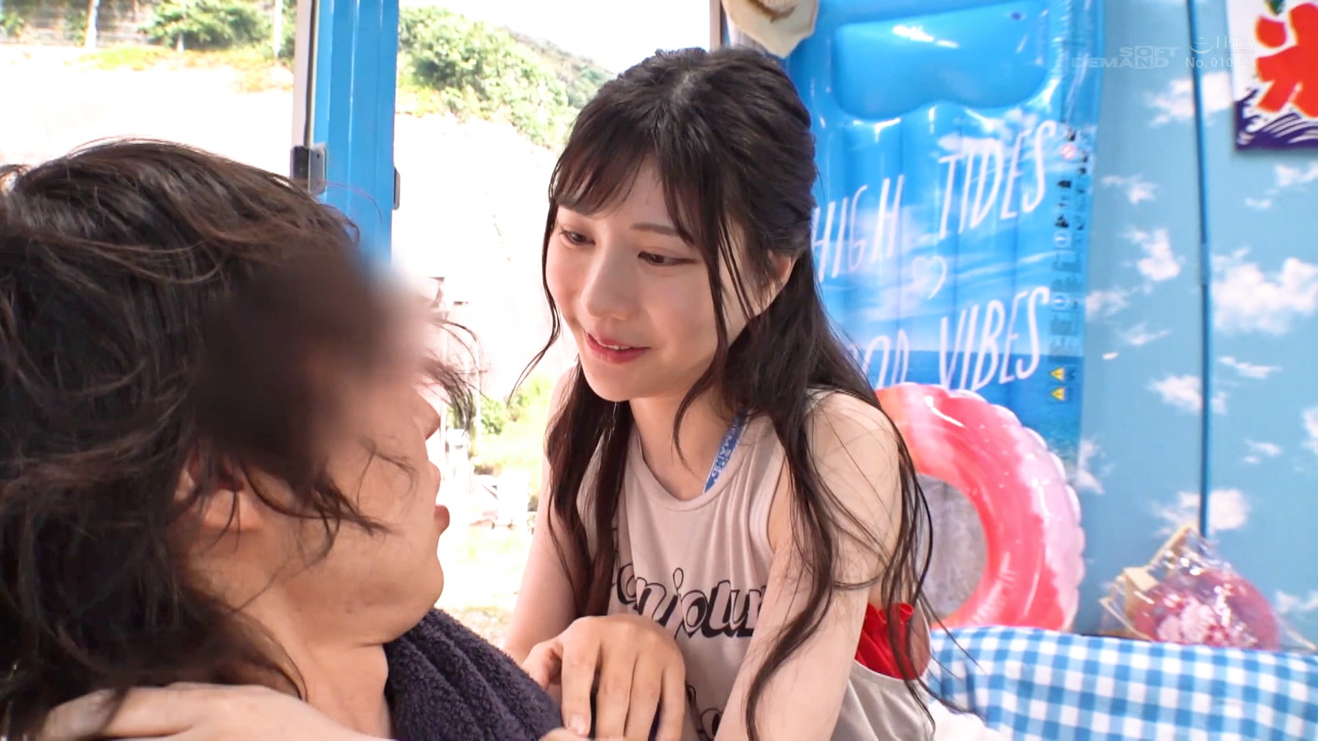 マジックミラー号 【カップルNTR】空イキするまでザーメン搾取！！ 耳元で囁く淫語手コキでM男化させる 藍芽みずきの痴女テク逆ナンパ  真夏の海水浴場SP - アダルト動画 ソクミル