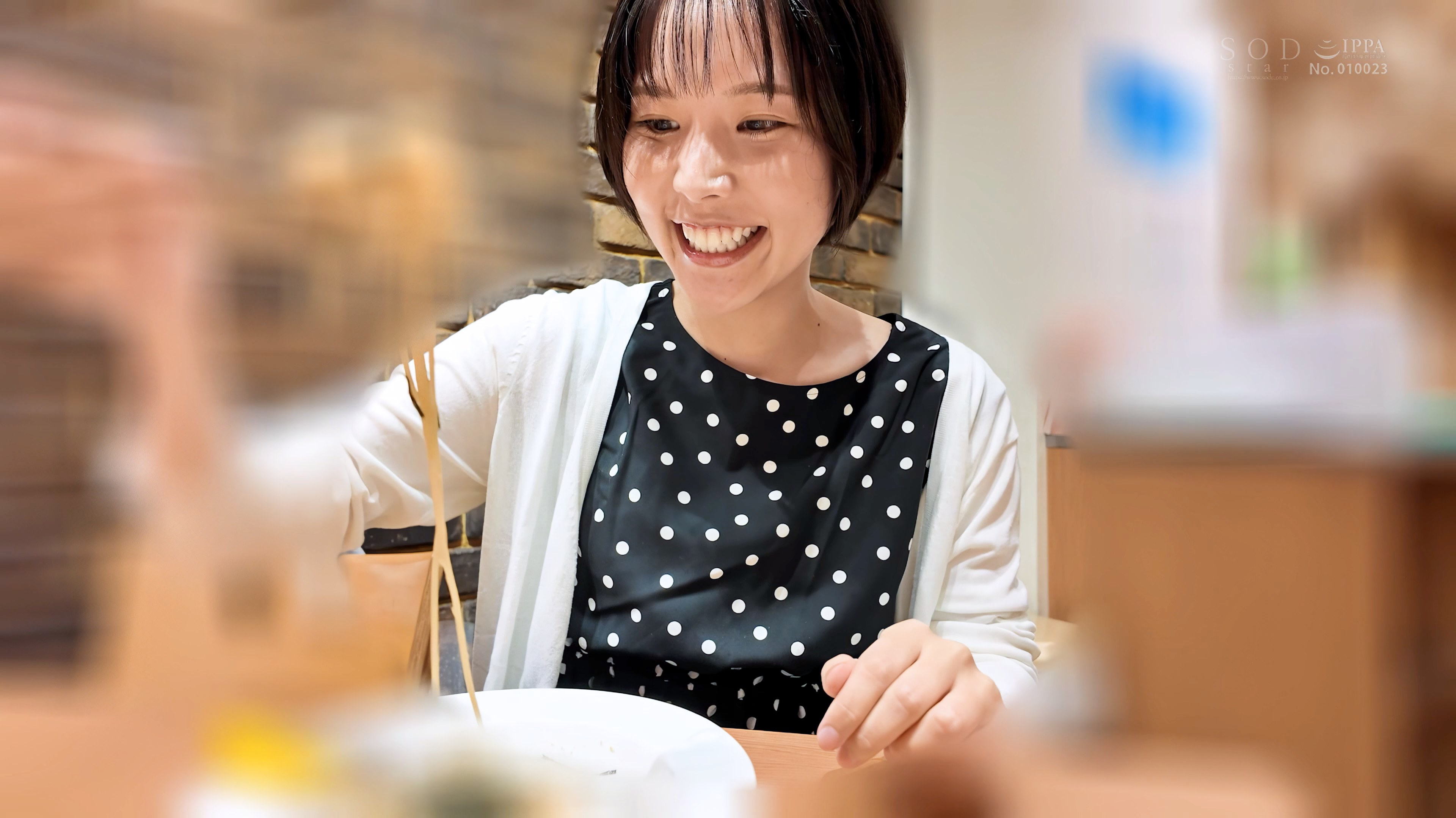 禁断の関係だった元教え子と5年ぶりの再会。大人になった彼女とホテルに巣ごもり燃えるような不倫SEXで猿みたいに中出し絶頂をし続けた。柴崎はるのサンプル動画