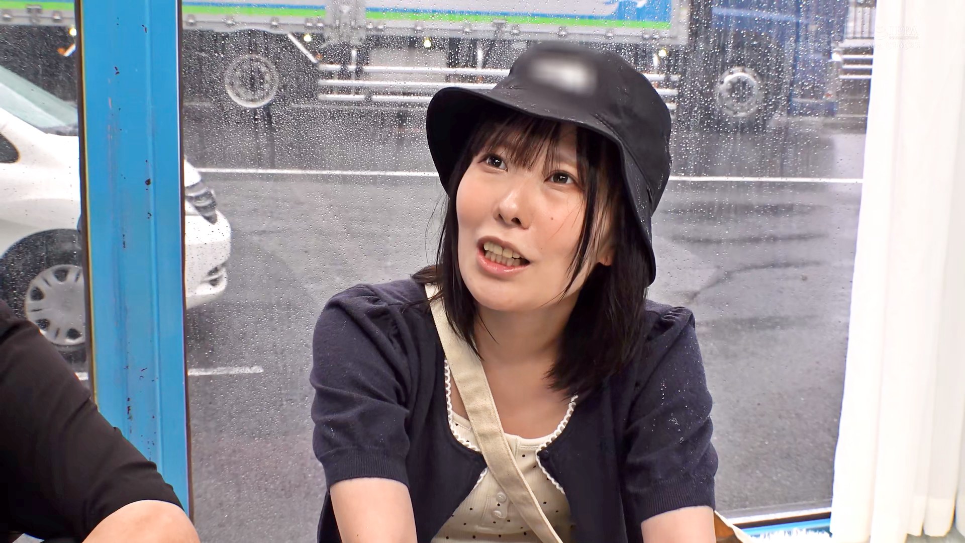 マジックミラー号 絶対に気持ちよくなってはイケない!!!愛する彼氏とはミラー越し30cmの状況でくすぐり我慢ゲームと称して凄腕AV男優の妙技でHにいじくりたおす!!!音が鳴ったらイッた合図!見てるこっちが恥ずかしくなるほどの熱熱カップルさん4組収録のサンプル動画