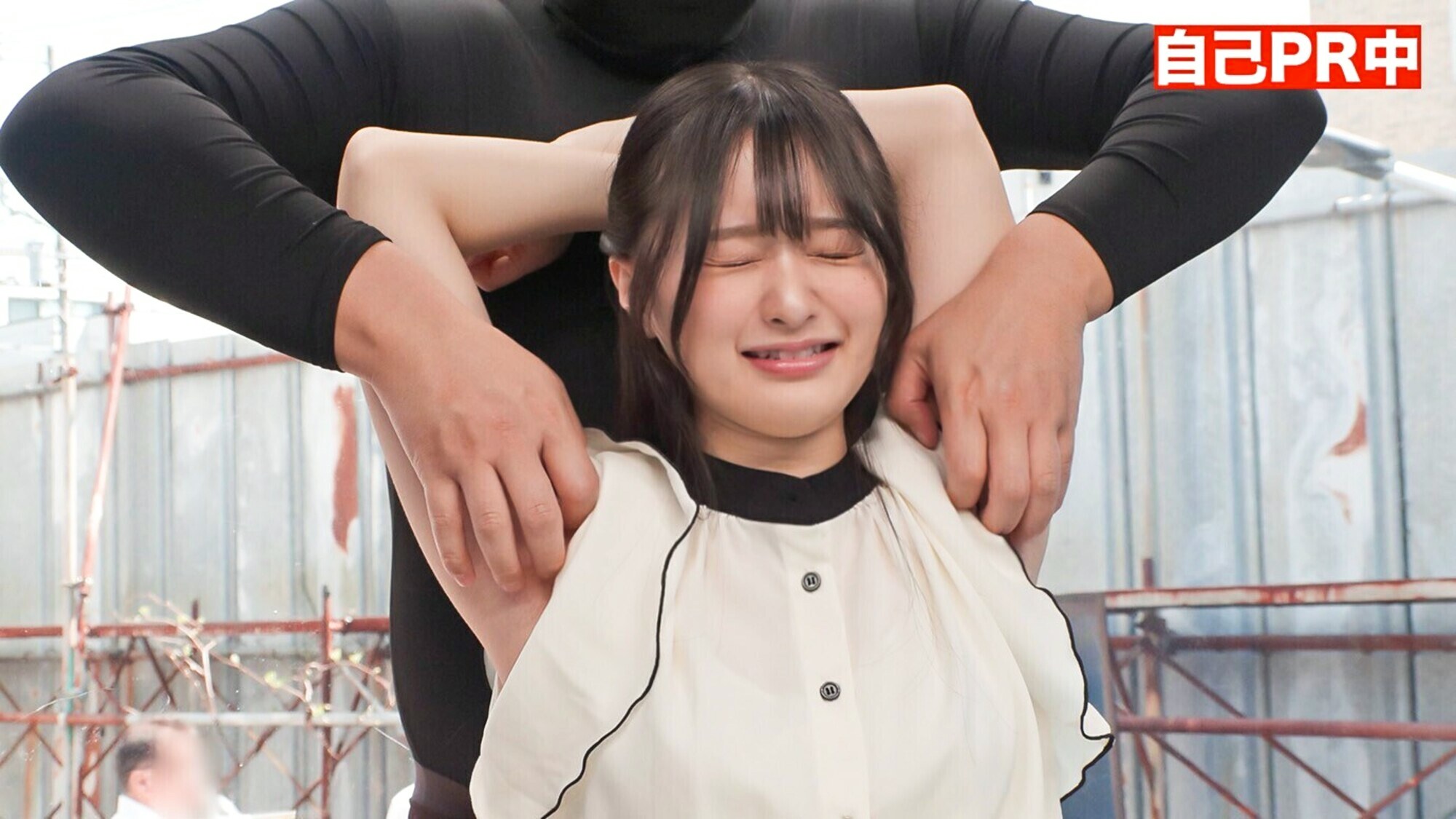 マジックミラー号アナウンサー志望のインテリ女子大生限定 女子アナ実況チャレンジ屋外特設ビジョンに中継しながら潮吹きナマ放送 かほさん（22歳）のサンプル動画