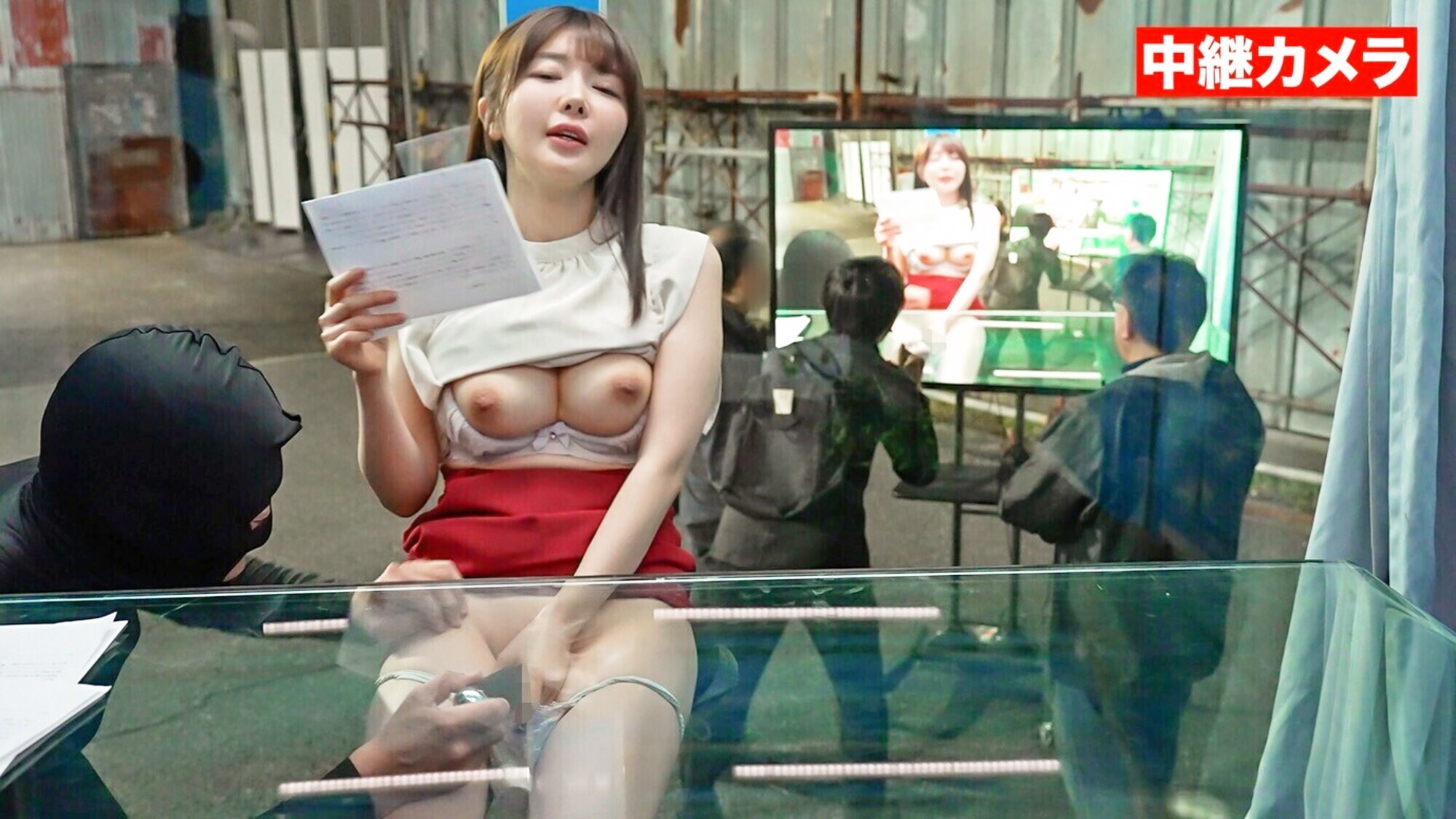 マジックミラー号アナウンサー志望のインテリ女子大生限定 女子アナ実況チャレンジ屋外特設ビジョンに中継しながら潮吹きナマ放送 まみさん（23歳）のサンプル動画