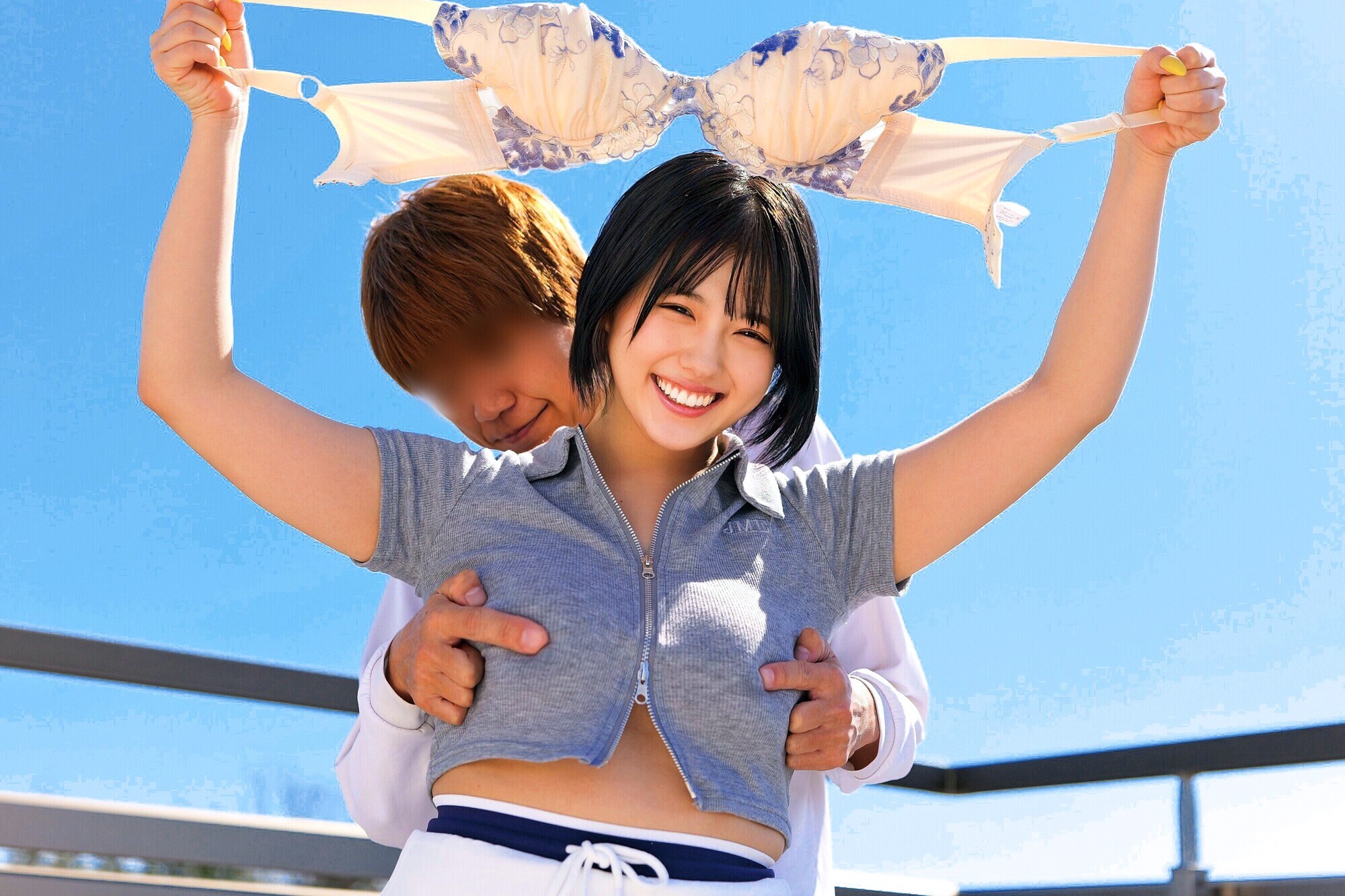 青空ノーブラチャレンジ！素人女子大生が青空の下で初めての野外露出に挑戦！おっぱいポロンw大勢に見られドキドキが止まらず乳首ビンビン！羞恥MAX！外で乳首こねくり回され乳首イキ連発！おまこも触ってほしいくなり最後は生セックス！のサンプル動画