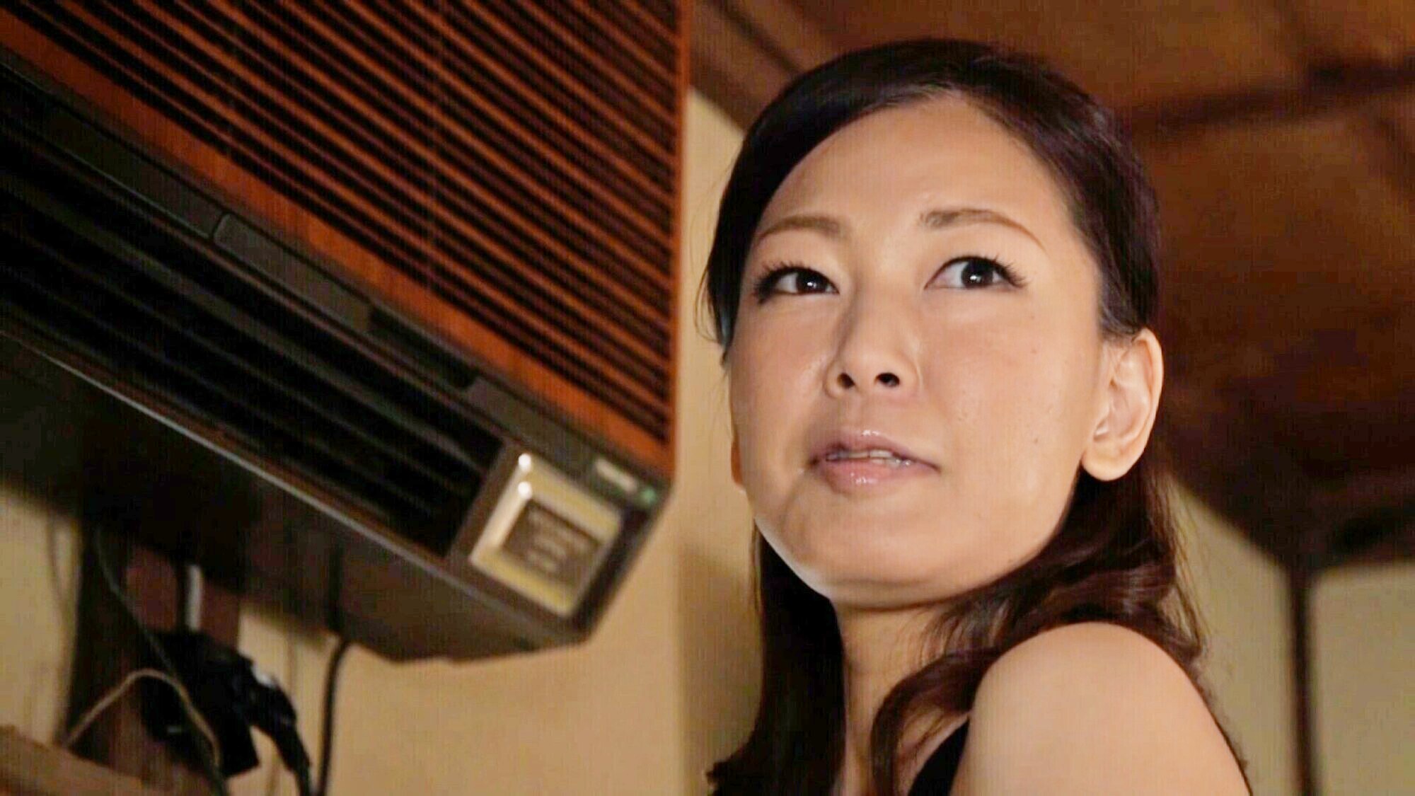 無防備なお母さんの胸元！「お母さんが好きなんだ！」愚息の思いに身を委ねる黒髪美人お母さん！のサンプル動画