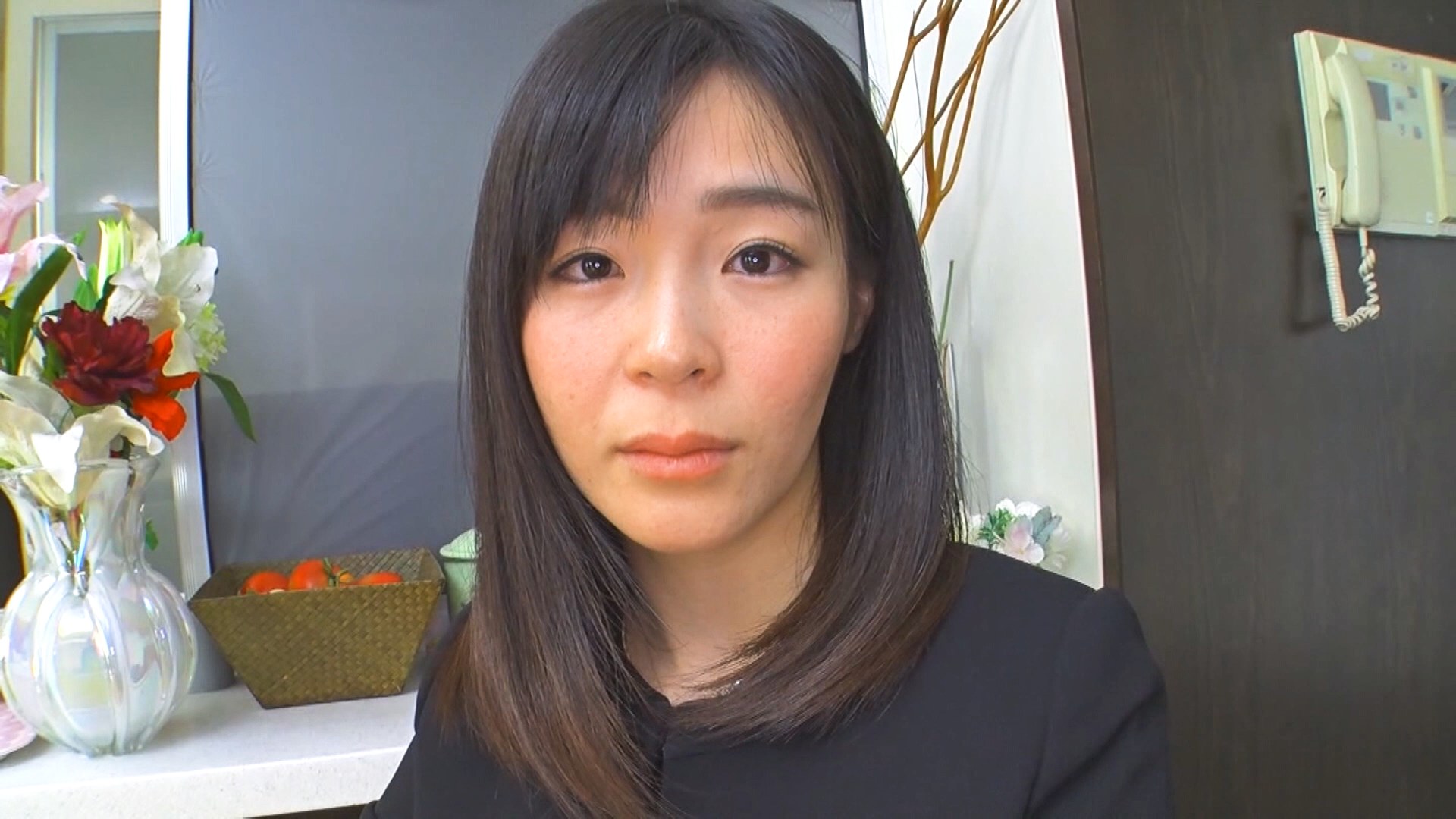 夫が亡くなって早一年、夫の部下に突然抱きしめられ遺影の前で、快感に溺れる美しき未亡人の性!のサンプル動画