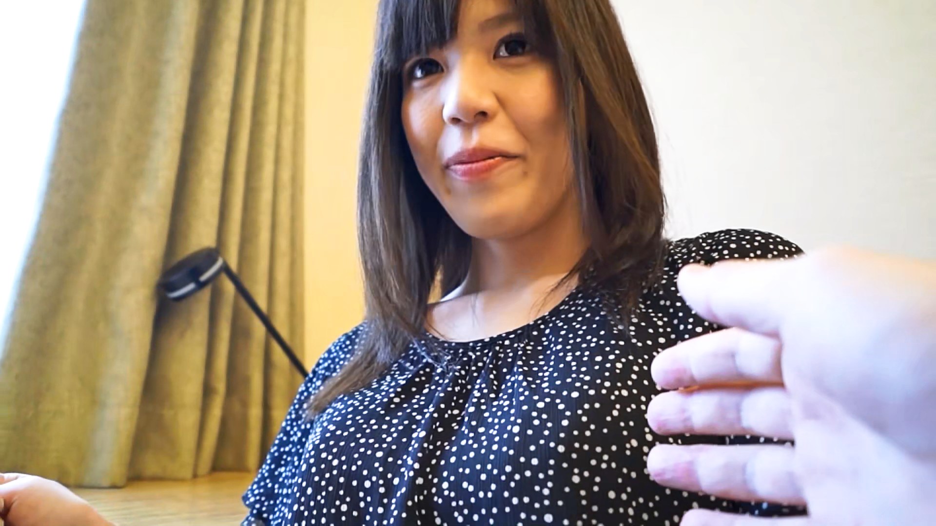 自称ことわれないタイプの人妻さん。ナンパされ冒頭でオッパイ触らせてくれるスーパービッチでスーパー剛毛奥さんのサンプル動画