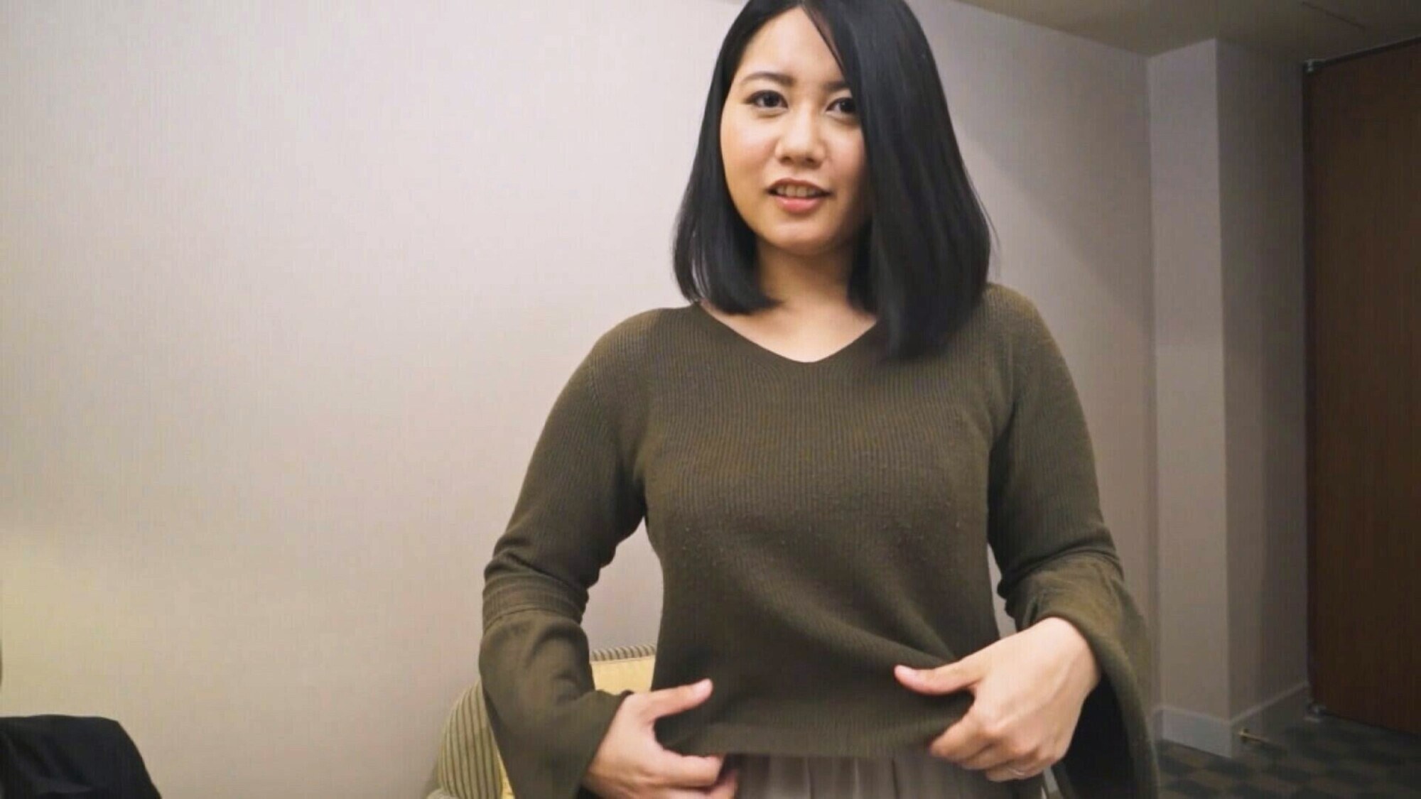 ドMな言いなり巨乳妻。乳を雑に揉まれたり、だらしない尻を叩かれ感じちゃう困った体質。そんなメス豚淫乱妻には、無許可で中出し!のサンプル動画